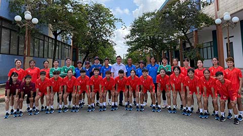 Phó chủ tịch LĐBĐ Việt Nam, Trần Anh Tú động viên U19 nữ Việt Nam 
